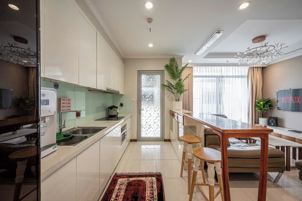 Apartment Landmark 81 by Urban Home