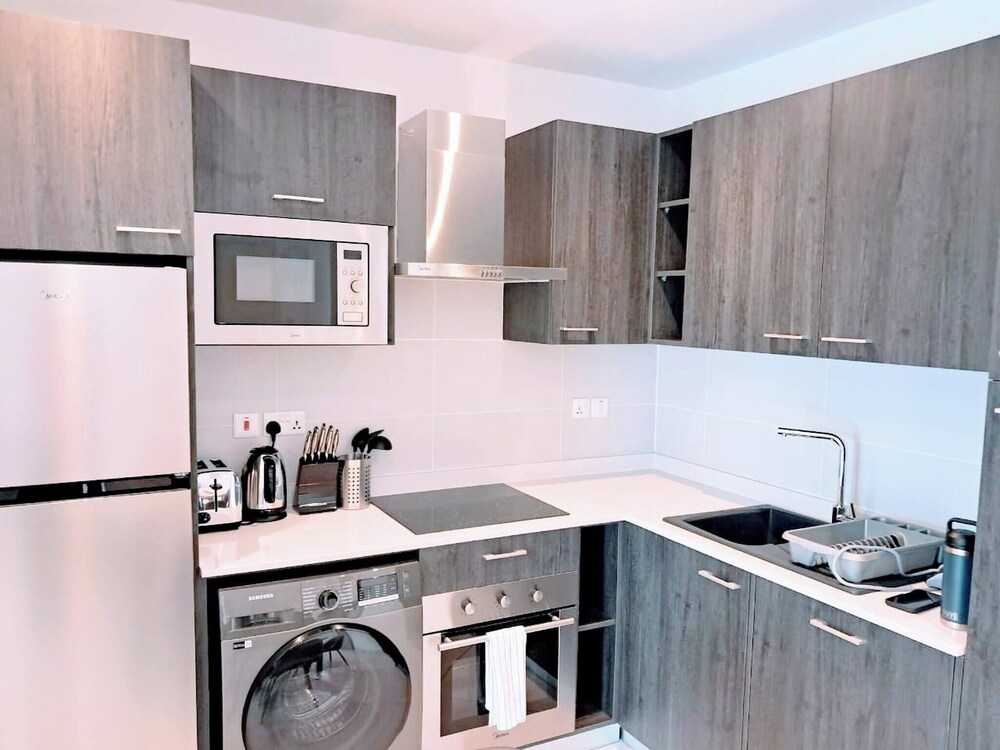 Unique 2 BDR Apartment at Loxwood House With Rooftop Pool and Gym