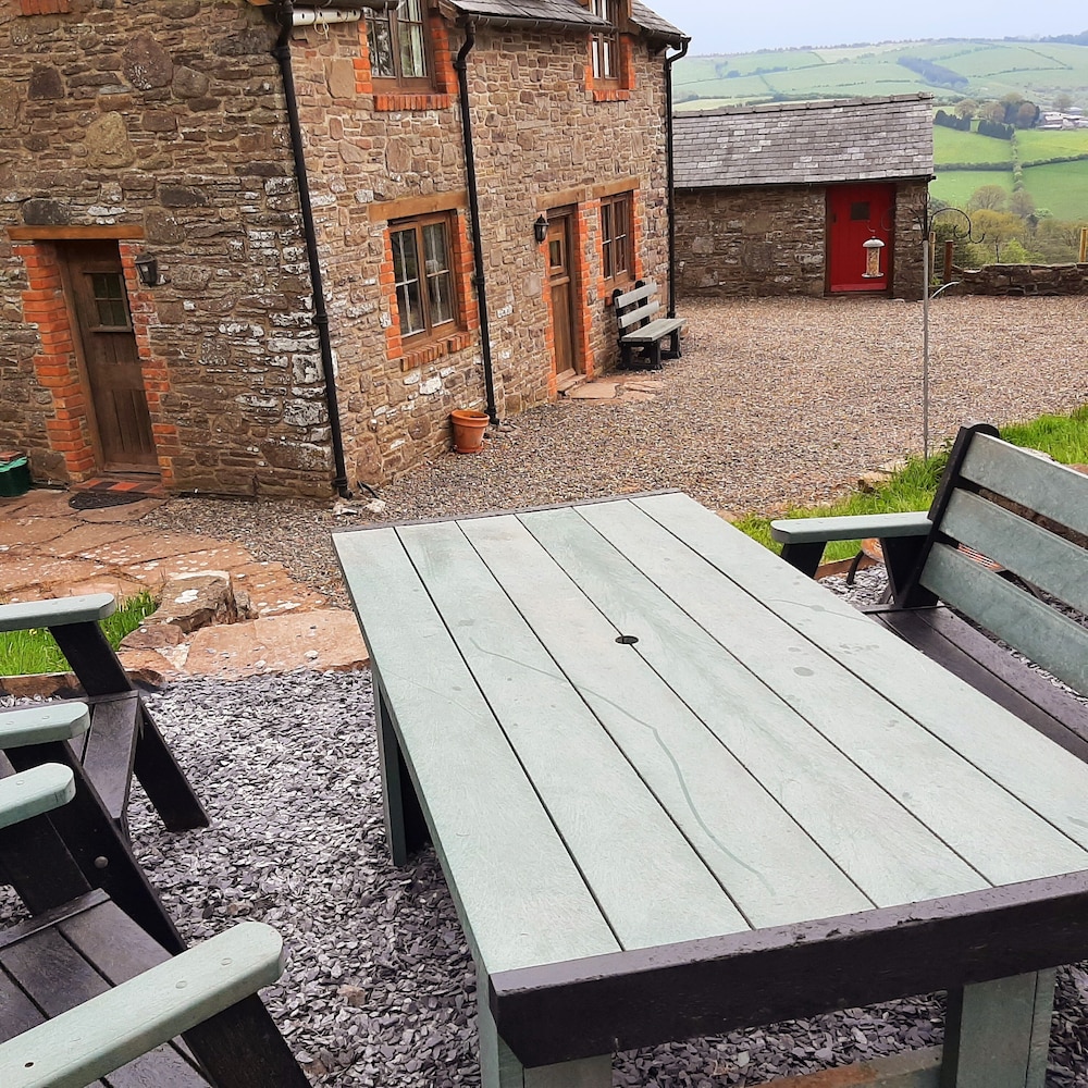 1 Double Bedrooms Cottage view 3