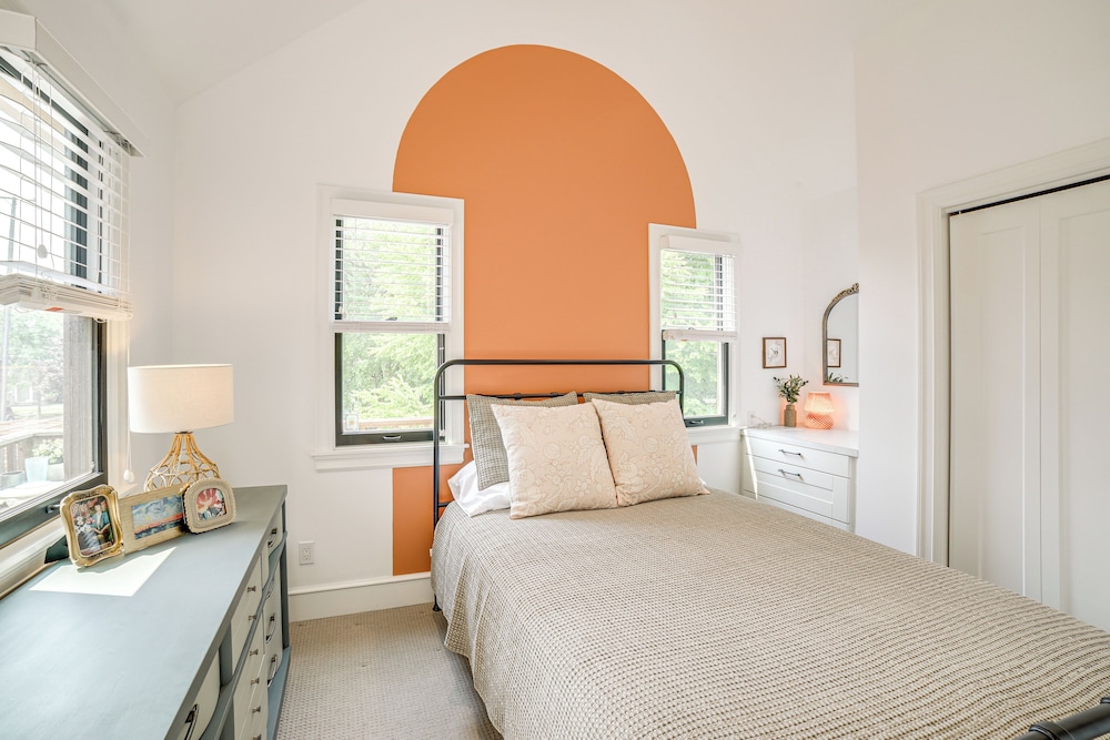 1 Mi to Dtwn Grand Rapids: Chic Condo w/ Balcony!