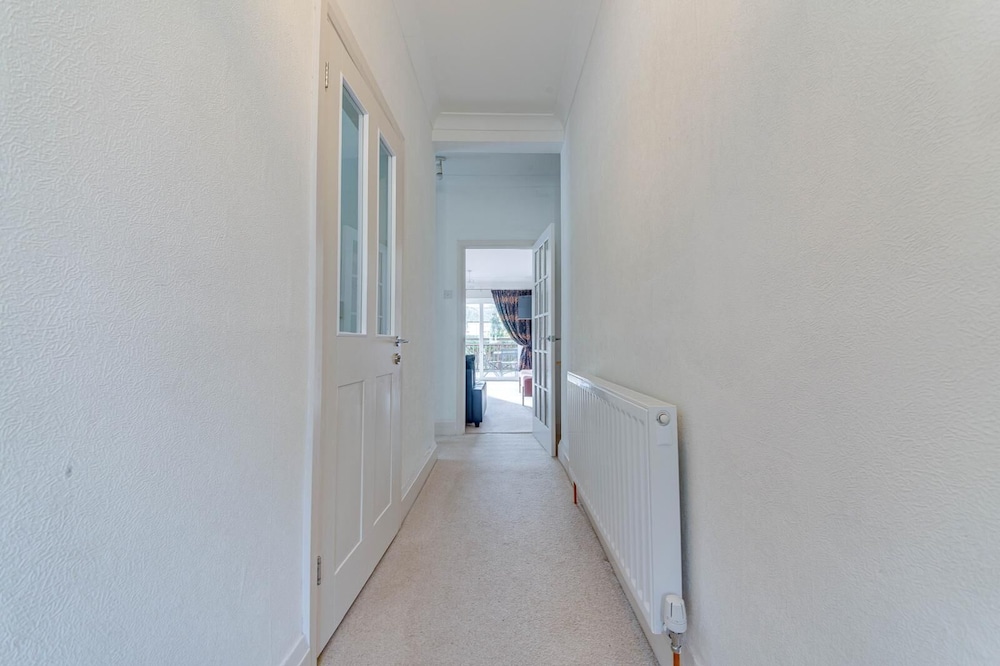 3BR Detached Bungalow w/Parking