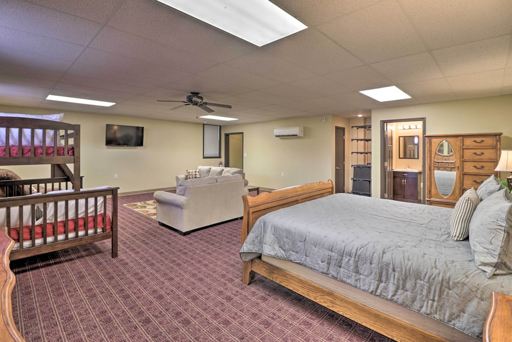 Roomy Multi-family Retreat in Dtwn Mountain Home! view 2