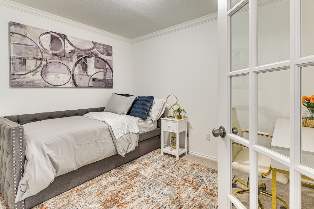 Modern Comforts + Fenced Yard: Princeton Retreat!