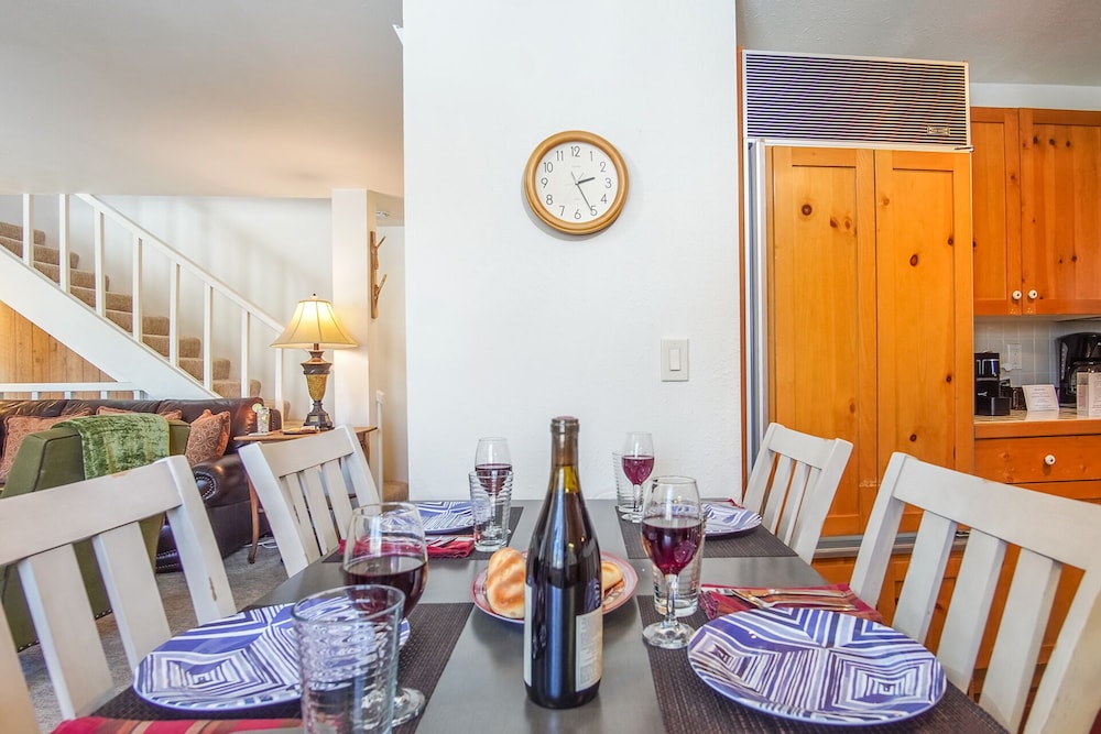 Bonne Vie 2247 Sunny & Spacious 4 Bedroom Condo in the Heart of Elkhorn Village