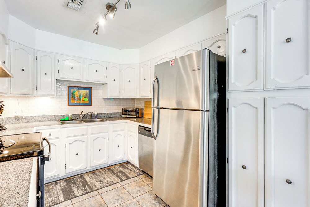 7 Mi to Dtwn San Antonio: Charming Home w/ Yard