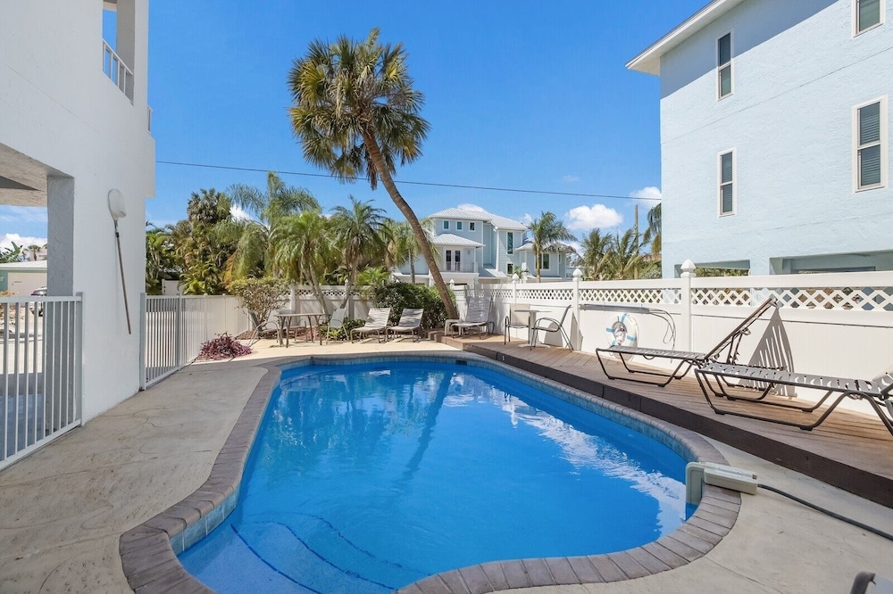 Hidden Pearl 2 Bedroom Home by RedAwning view 2