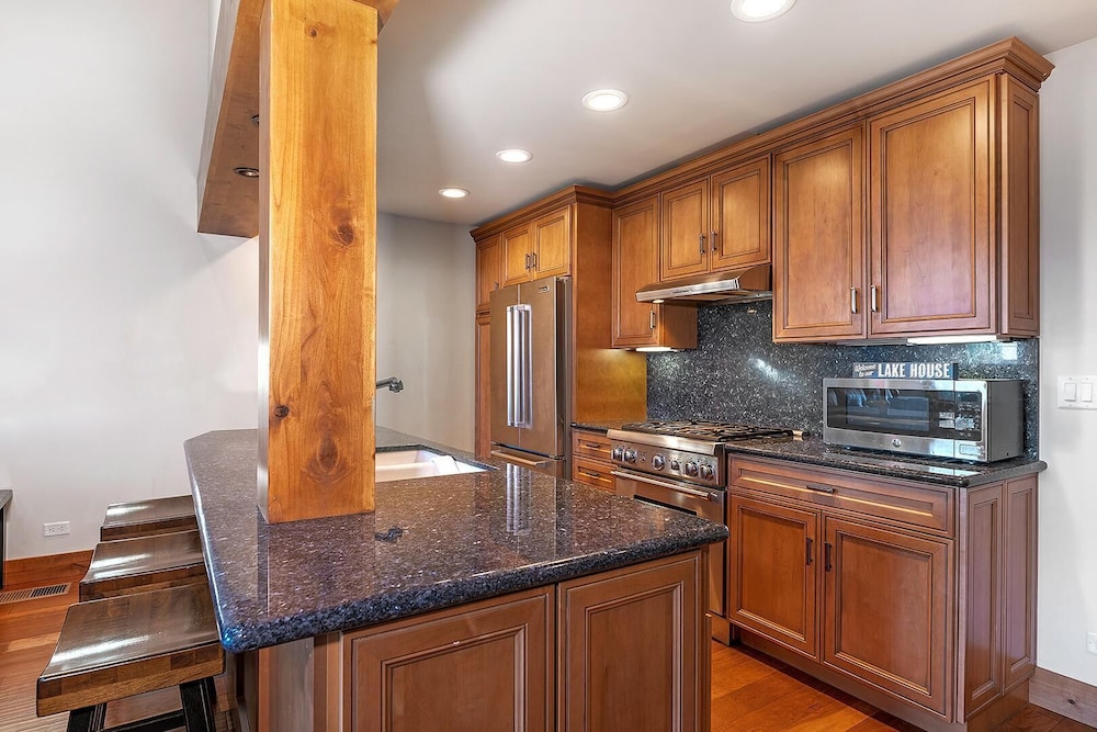 Mv32: Lakeland Village Luxury Condo With Great Amenities view 3