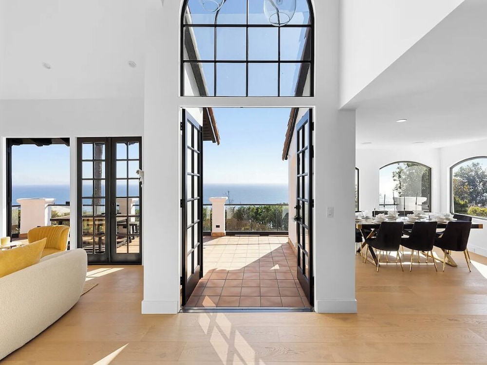 Villa Costera - Tree-lined Tranquility: 3-level Entertainer's Dream