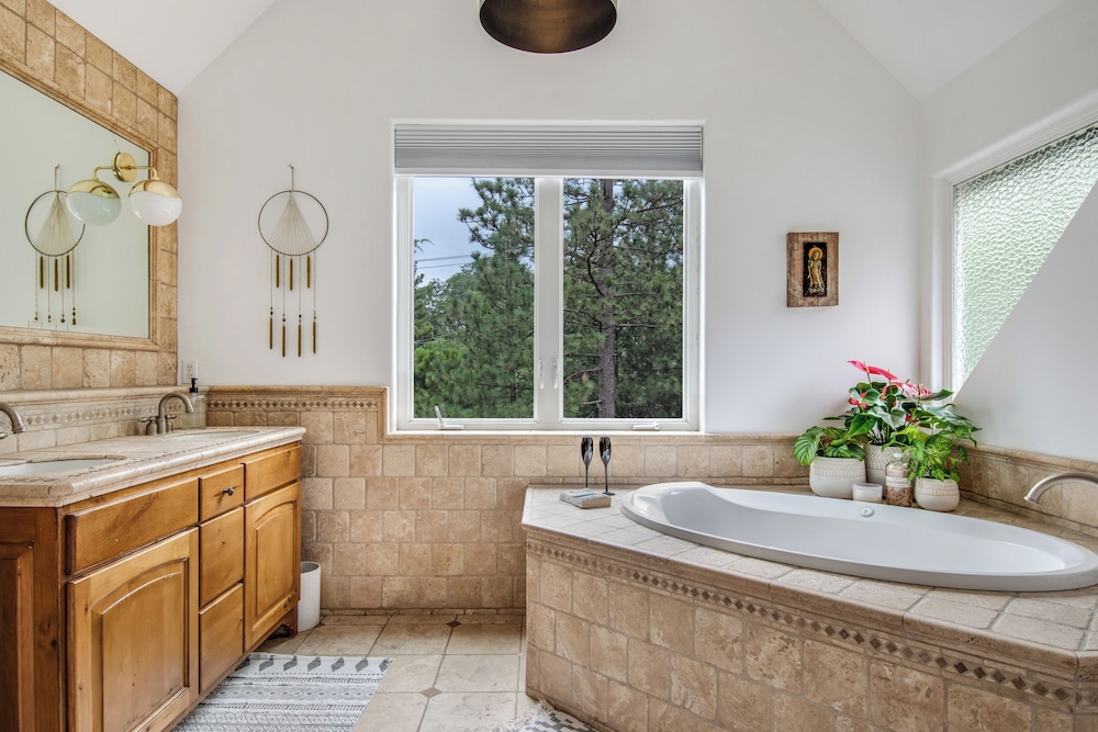 Walk to Lake Arrowhead: Peaceful Mountain Retreat!