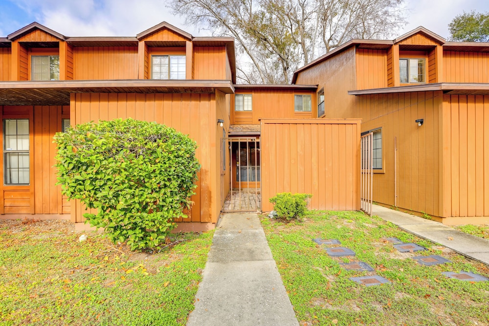 3 Mi to UF Campus: Charming Gainesville Townhome