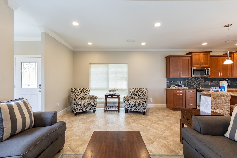 Pelican Retreat by Avantstay 5 Mins TO Beach Pet Friendly w Pool BBQ
