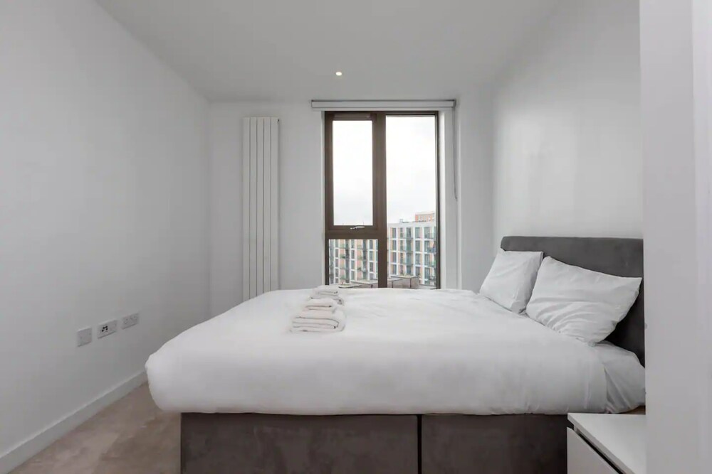 Bright and Modern 2 Bedroom Flat in Royal Wharf