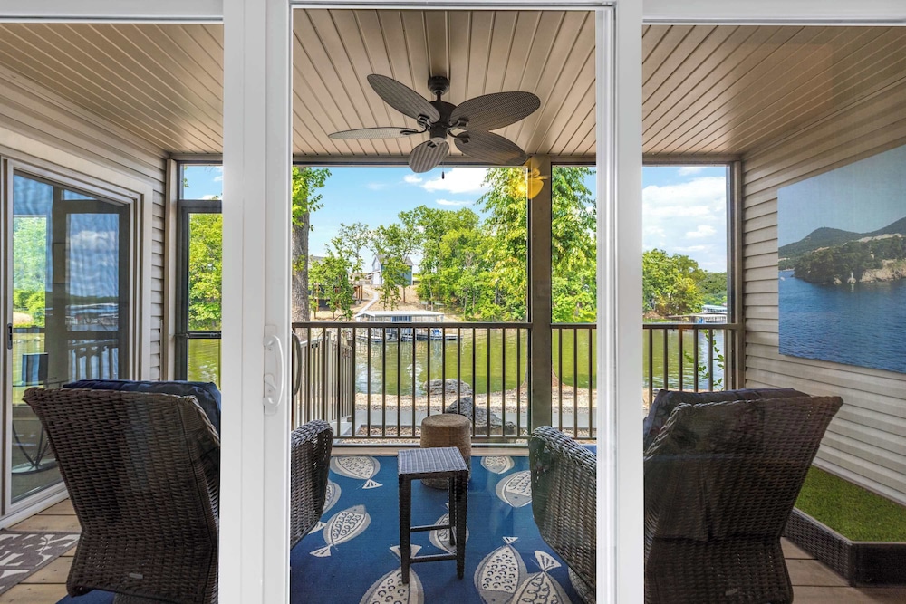 Carefree Tranquility at the Lake Waterfront Stay for 4 With Resort Amenities