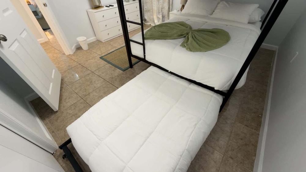Sleeps 10 Direct Beach Heated Pool 3 Bedroom Apts
