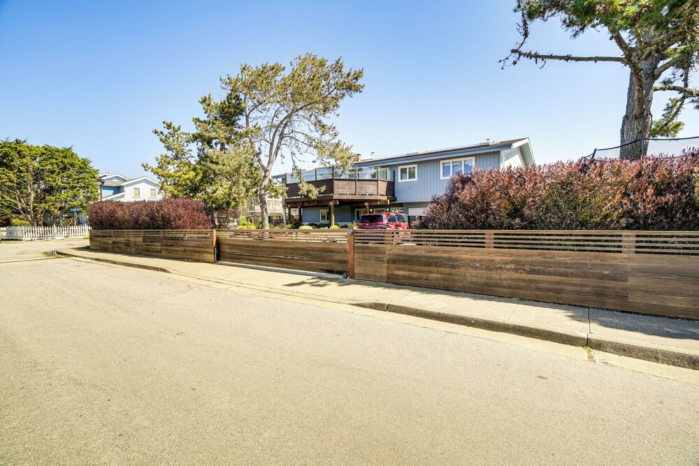Walk to Poplar Beach: Cozy Coastal Getaway w/ Yard