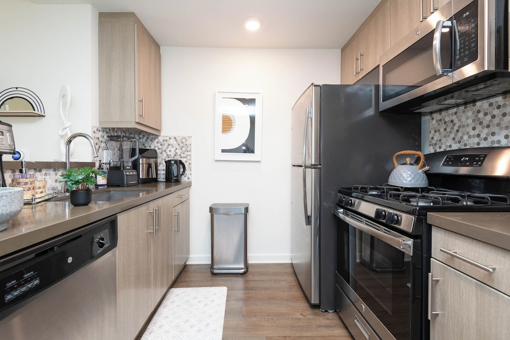 Hollywood Apartment Near Walk of Fame