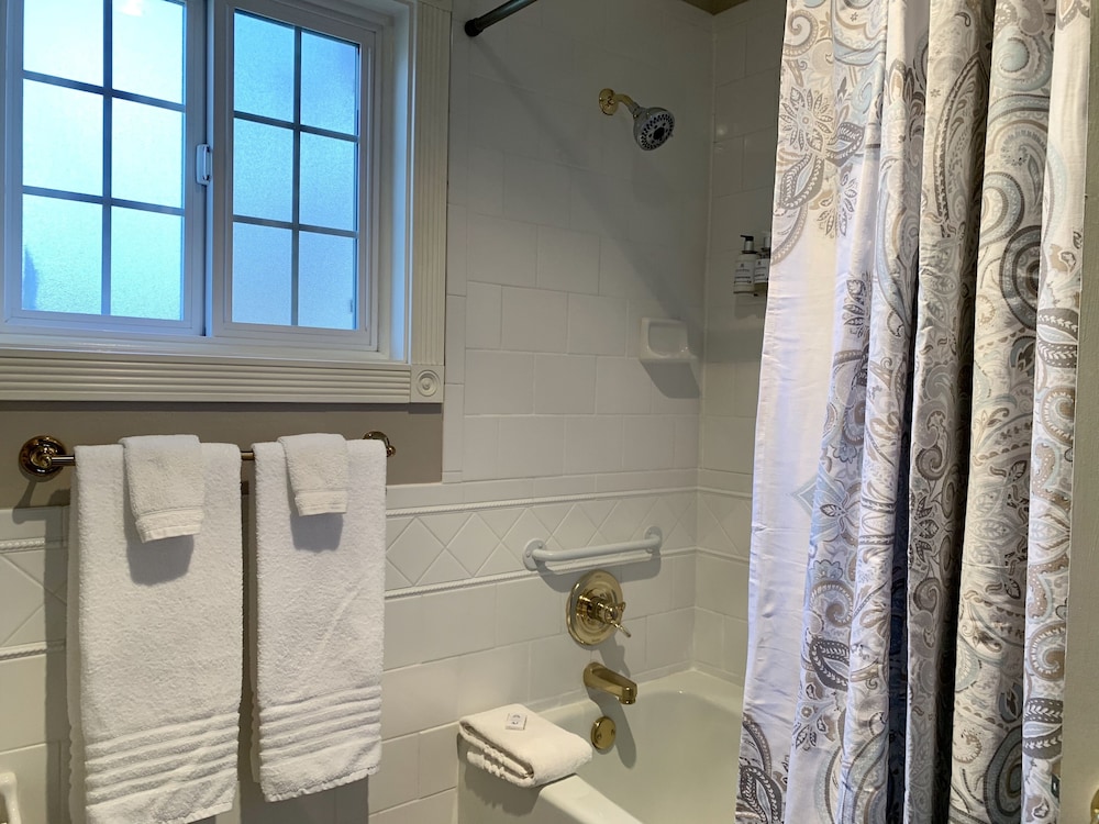 Ashland Vacations - McCall House Boutique Inn - Property Image 7