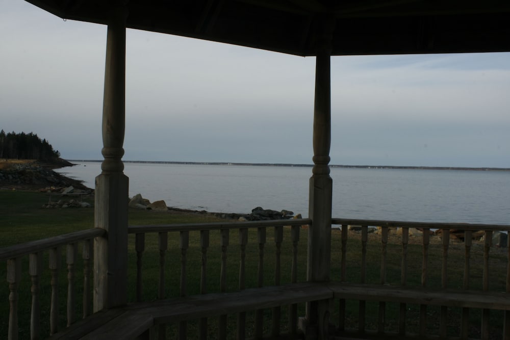 Amherst Shore Country Inn
