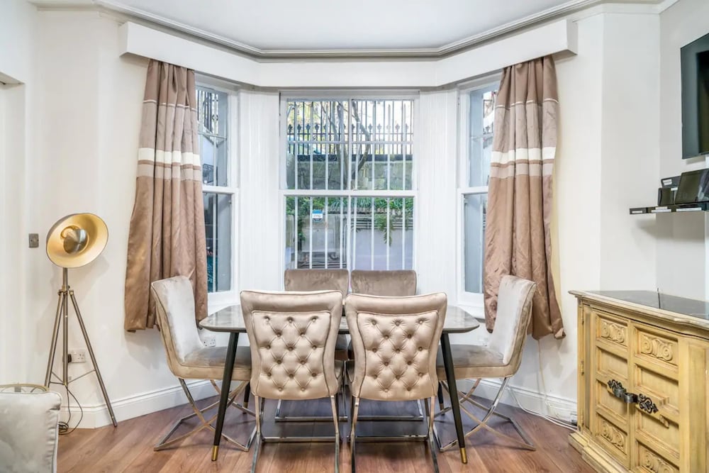 Bright and Modern 2 Bedroom Apartment in Earl's Court