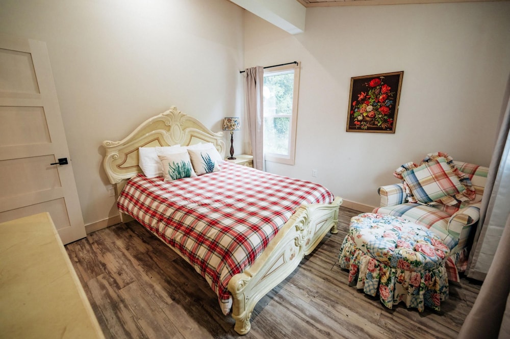 Bright Spacious Chalet on Lake Huron - Private