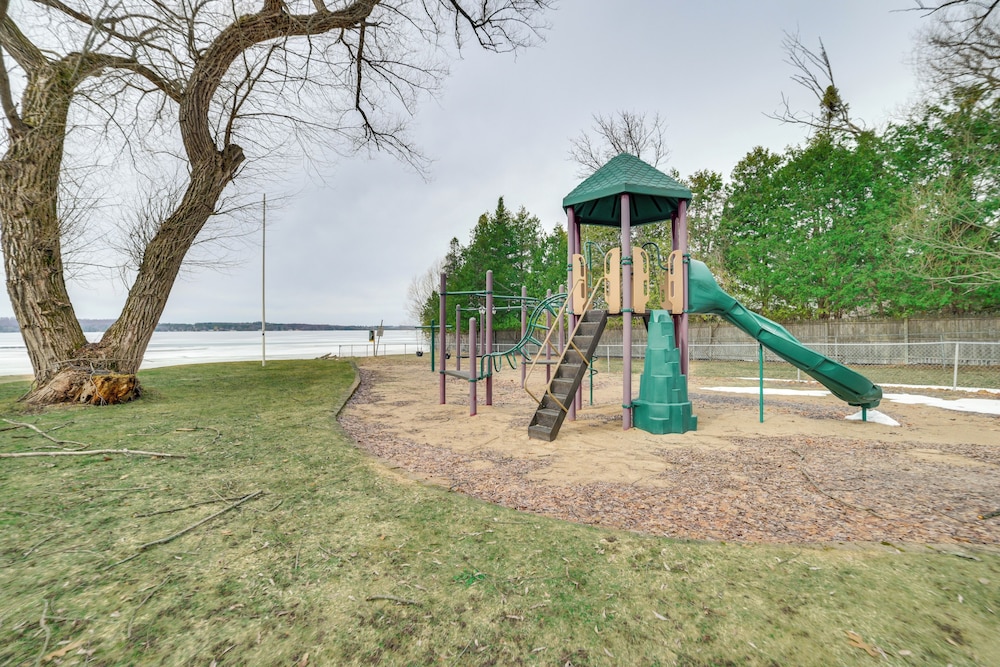 4 Mi to Lake Bellaire: Home w/ Deck & Pool Access!