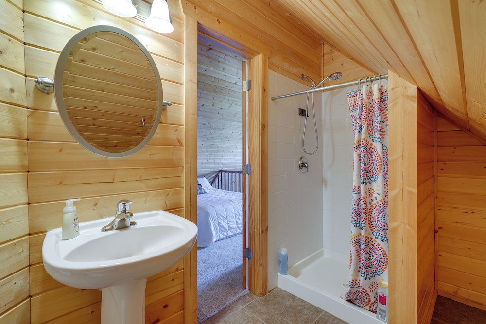 Cozy Columbia Cabin w/ Shared Lake Dock! view 5