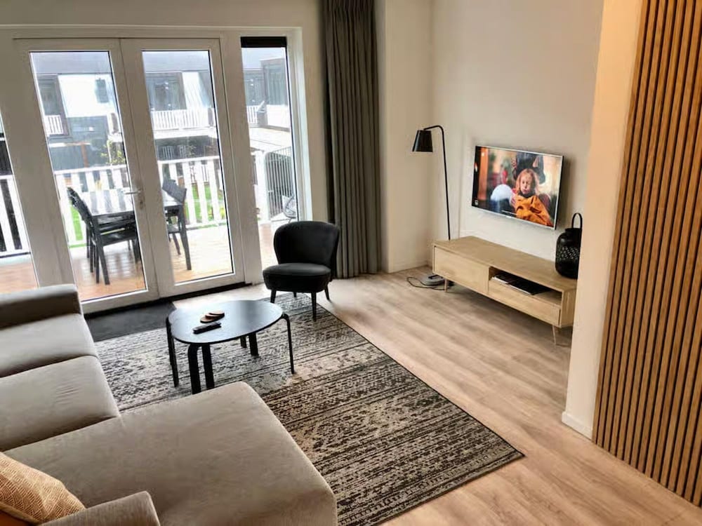 Beautiful Lodge Parallel to the Shopping Street