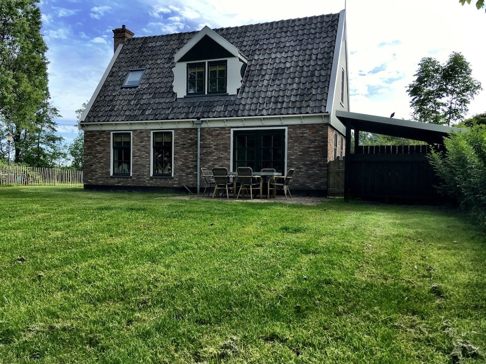 Lush Villa with Hot Tub, Private Fenced Garden in Hippolytushoef
