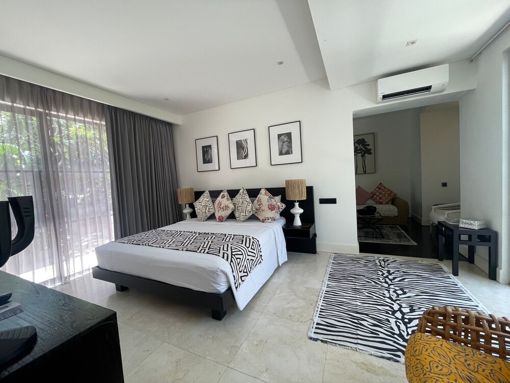 Martini Suites & Villa