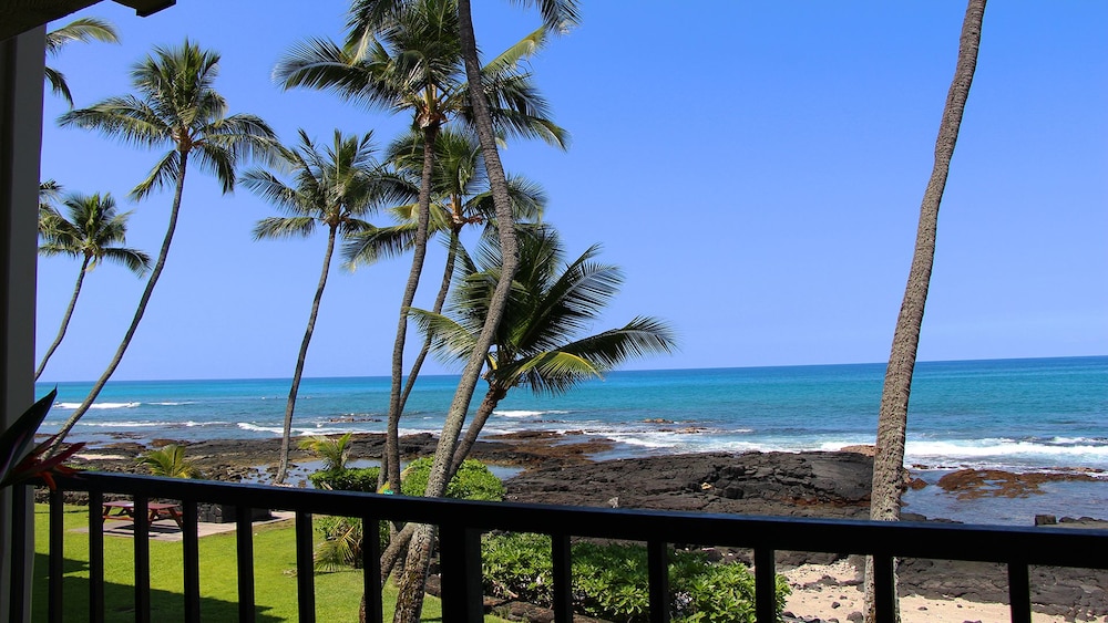 Kona Bali Kai 223 - Oceanfront 2 Bedroom Condo by RedAwning