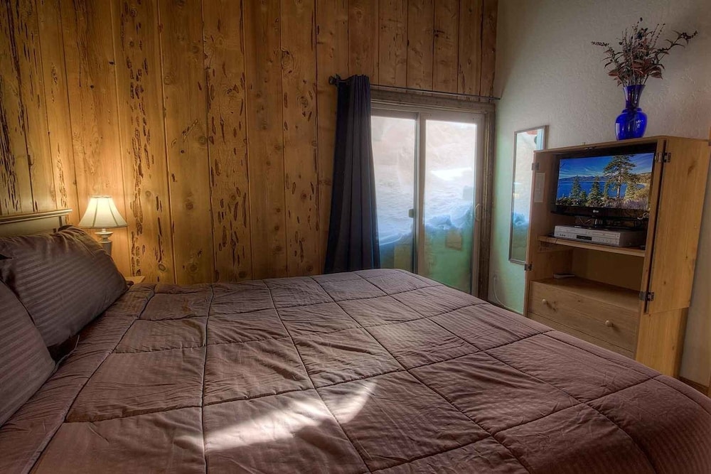 Tahoe Olympic 3 Bedroom Condo by RedAwning view 3