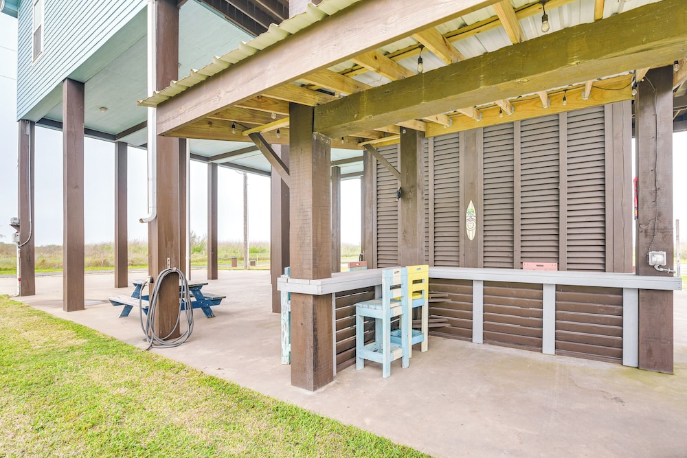 Canal-front Coastal Getaway in Gilchrist w/ Deck