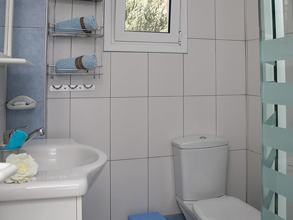 Villa - Sleeps 10 - Pool - Garden - Parking view 4