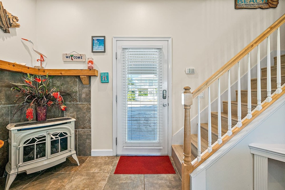 Perfect Beach House 2min Walk With Heated Pool and Hot Tub 4 bed 3 Bath With Pet Friendly