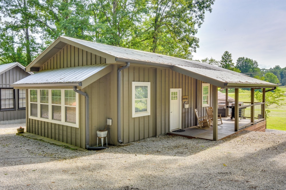 6 Mi to Helen: Romantic Georgia Cottage Hideaway!