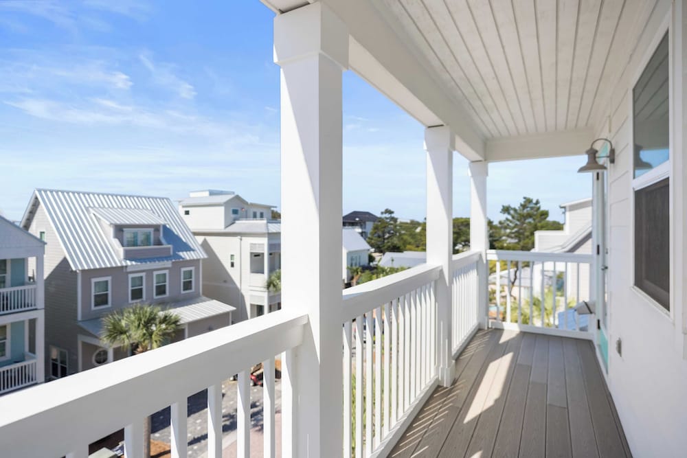 Mins to Beach Access + Pet-friendly + Golf Cart 30A White Sands by Avantstay