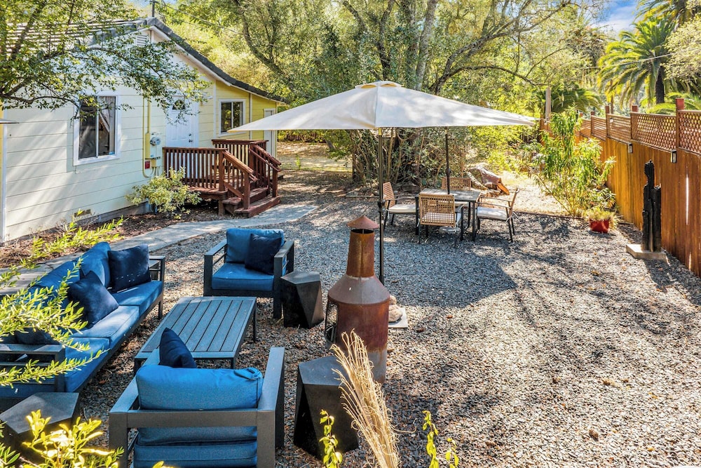 Grapevine Cottage by Avantstay Hobby Vineyard + Firepit