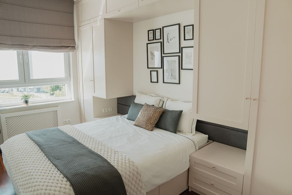 Chic Metro-side Apartment