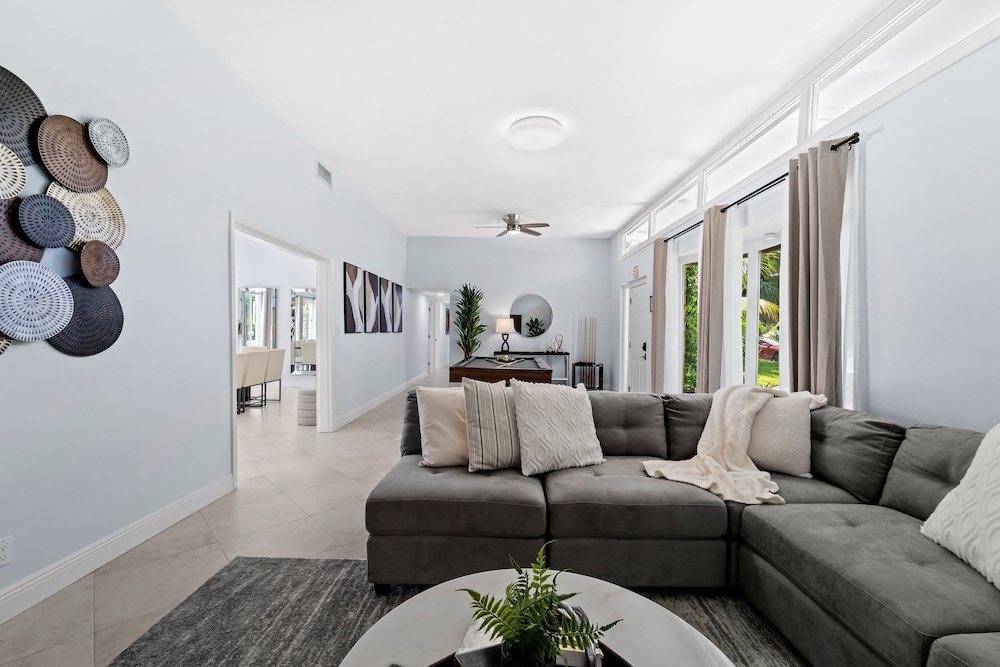 4BR Intracoastal Retreat With Pool, Games & More!
