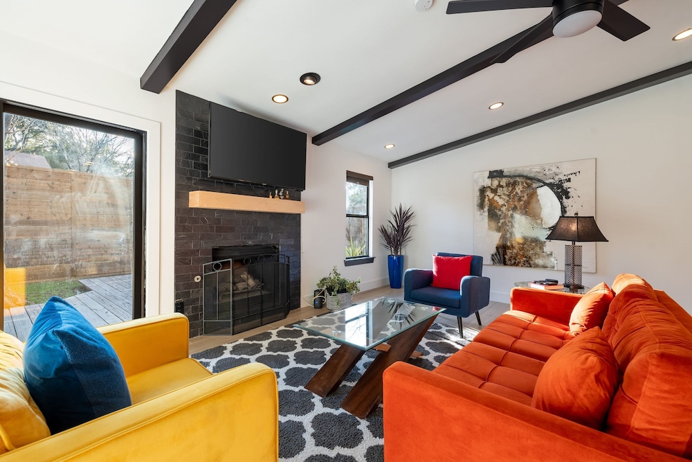 Private Yard w BBQ Games Steps to South Congress Barton Creek Clarksburg