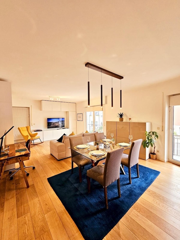 Bright 2 bedrooms flat w parking&balcont