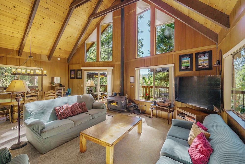 Walk to Fly-in Lake: Blue Lake Springs Cabin!