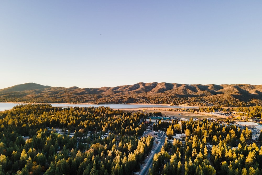 Jackhorn by Avantstay Close to Big Bear Marina and Village Hot Tub, Foosball view 4