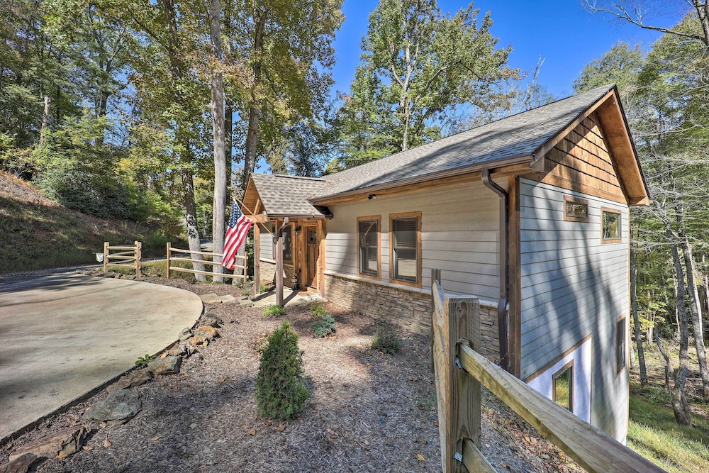 Treetop Cabin w/ Hot Tub, Near Appalachian Ski
