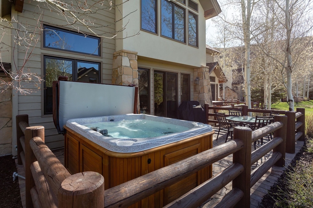 Deer Lake Village at Deer Valley Resort - Four Bedroom Condo with Hot Tub #2477 4 Condo