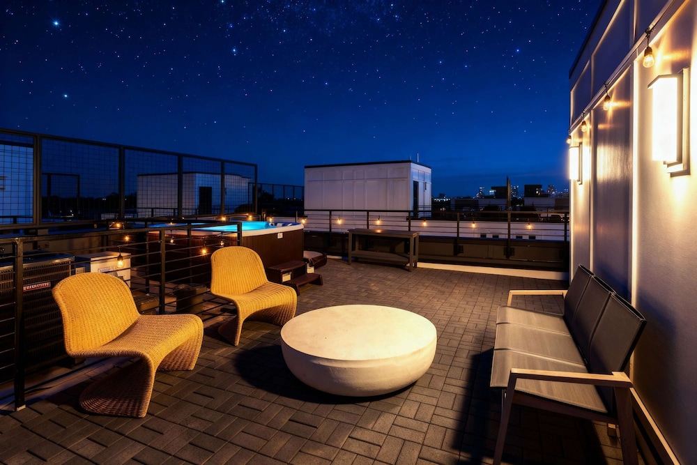 Rooftop Hot Tub Skyline Views Near Broadway