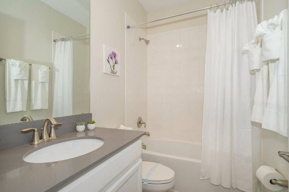 Sleeps 17 - Luxury 6bdhome With Pool Storey Lake