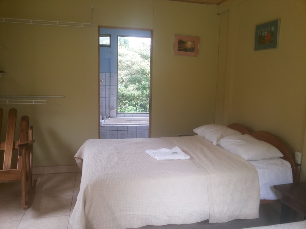 Rio Celeste Family Lodge view 2