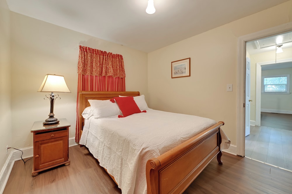 5 Mi to Uptown: Charlotte Hideaway w/ Yard