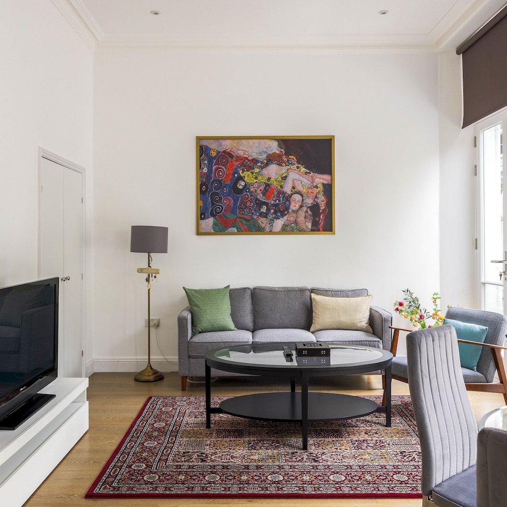 Balcony South Kensington Luxury 2 bed Apartment